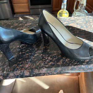 Naturalizer brand women's black shoe with 4" heel; size 11